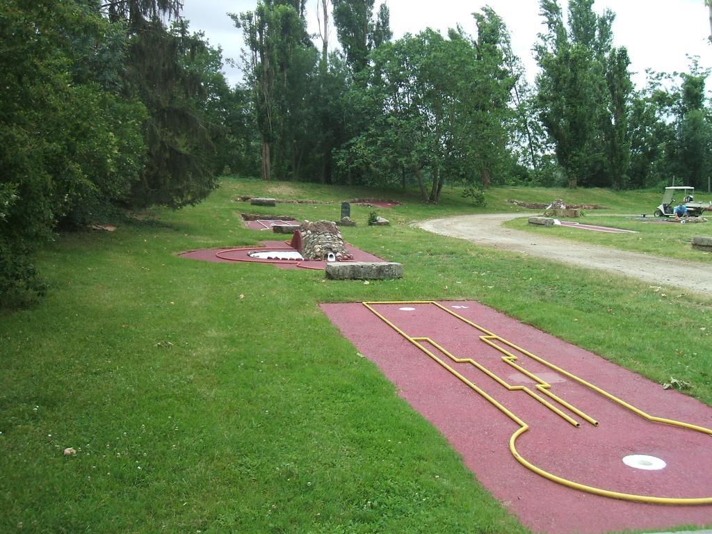 Hôtel Camping Parc du Château d'Allot à Boé Extérieur photo